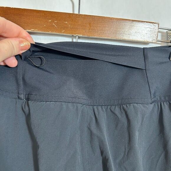 On Running Cloud Short Women's M Black Lined Pull On Drawstring - Picture 5 of 8